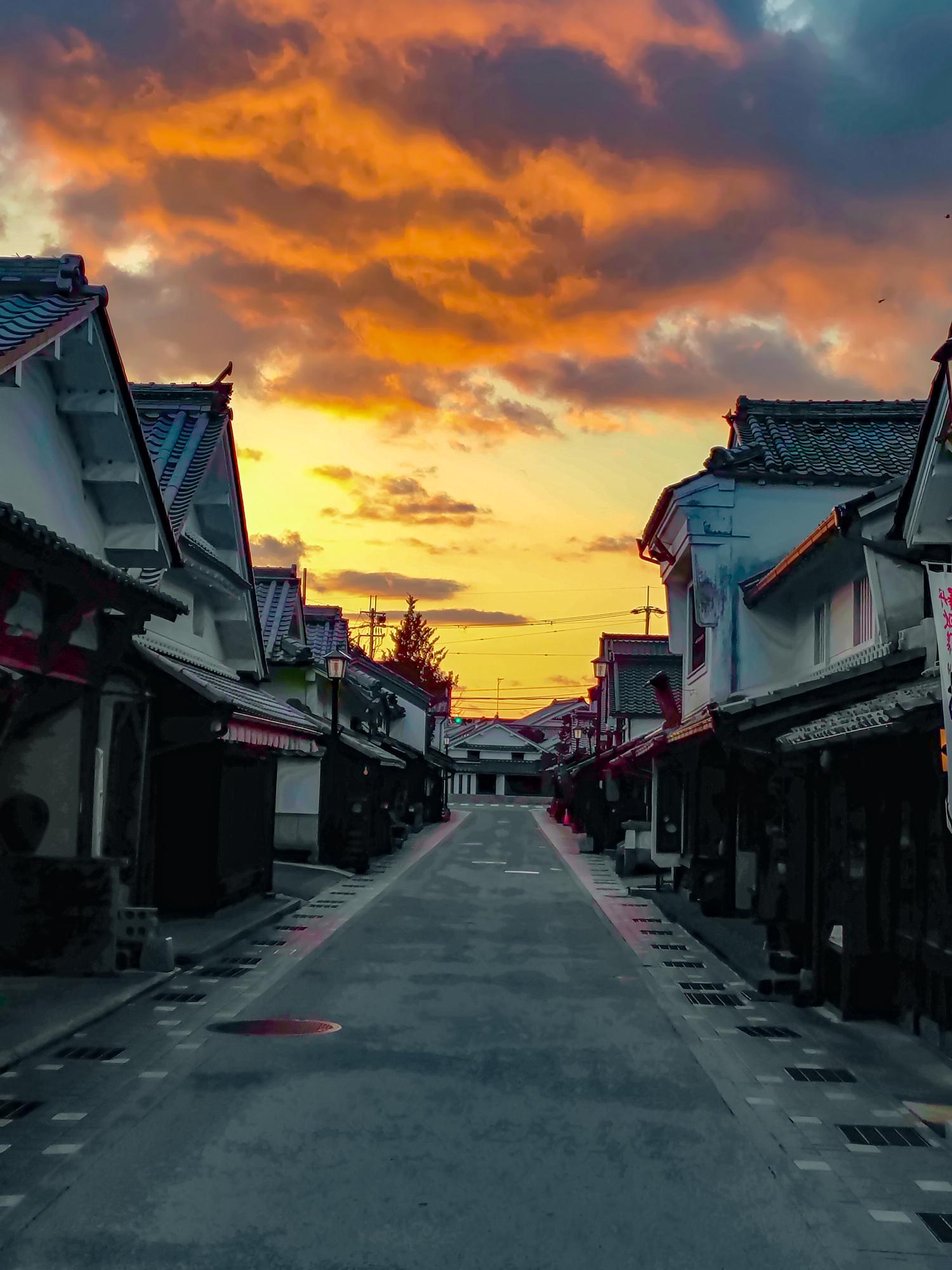 茜色に染まる河原町通り