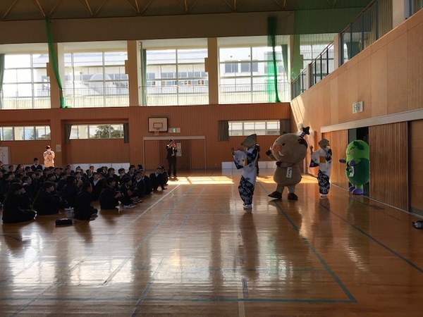 篠浴衣を着た職員やまるいの、まめりんが踊ている様子を床に座ってみている様子