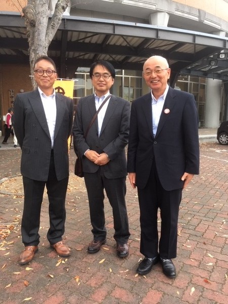 木の前で丹後政俊さん、 桐野作人先生、市長が並んで立っている写真