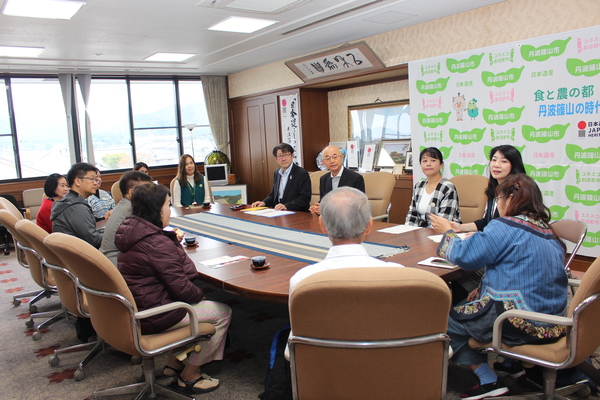 応接室にてチェンマイの方々と市長や職員と椅子に座って談笑する様子の写真