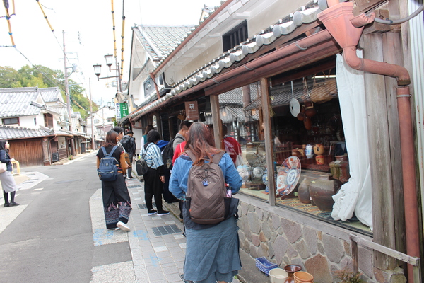 河原町をチェンマイの方が見て回られている様子の写真