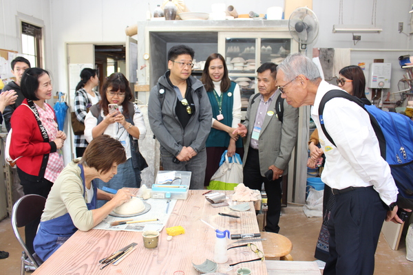 丹波焼の作成の様子をチェンマイの方々が説明を聞きながら興味高く見ている写真