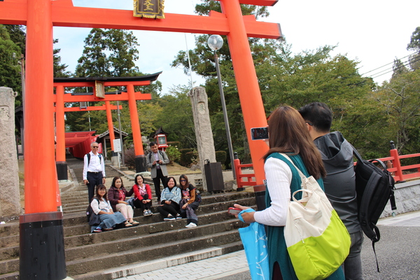 王地山にある鳥居のまえで記念撮影をするチェンマイの方々を撮った写真