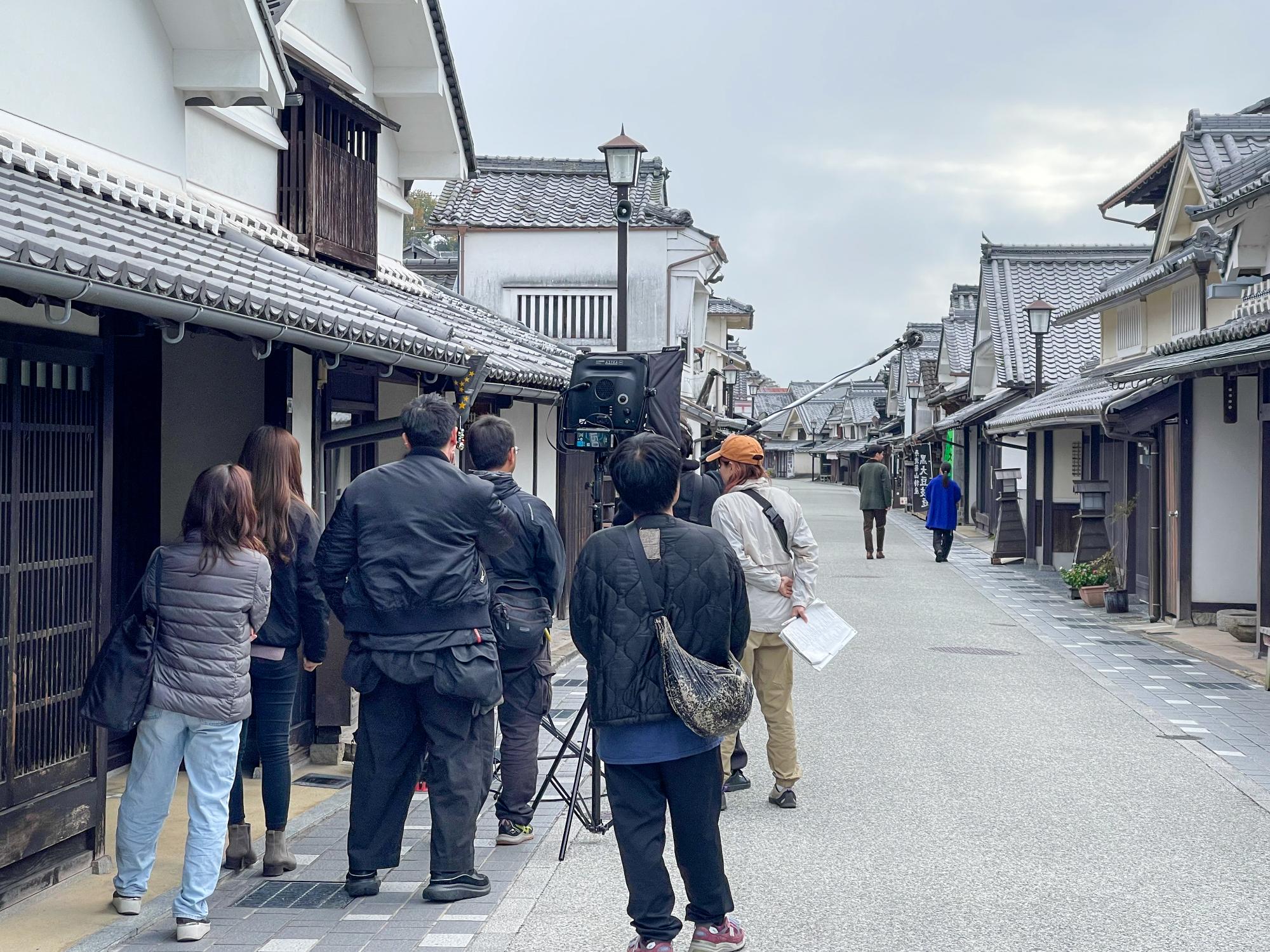 河原町妻入商家群で撮影している風景