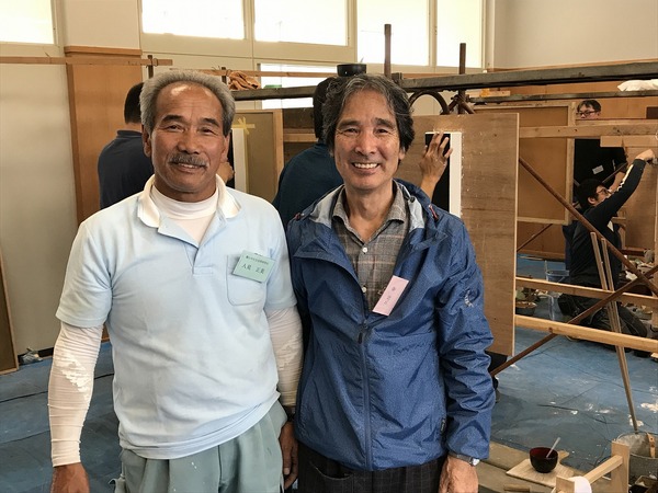 名札を付け笑顔で並んで立つ、人見さんと久住さん