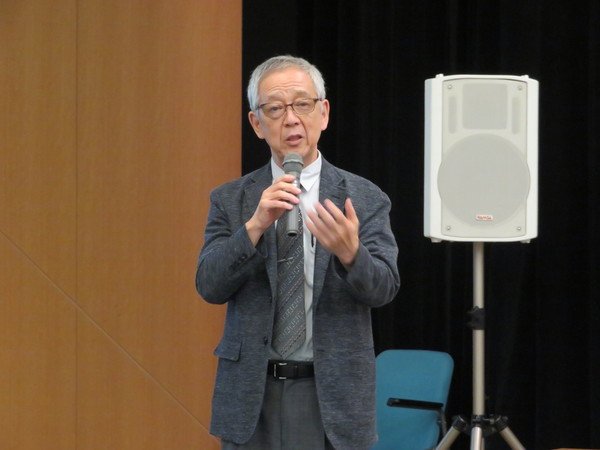 島薗先生がマイクを持ち話されている写真