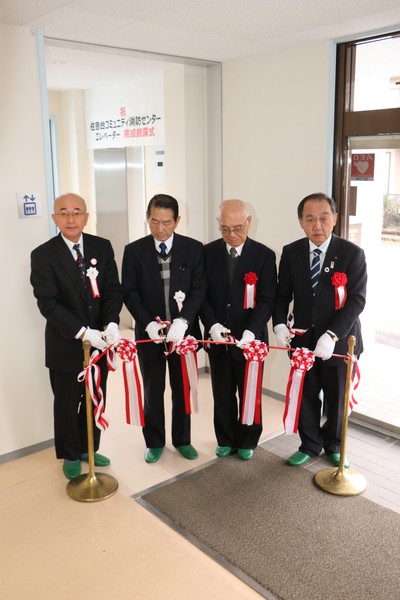 完成エレベーター前で市長含め男性四名がテープカットをする様子