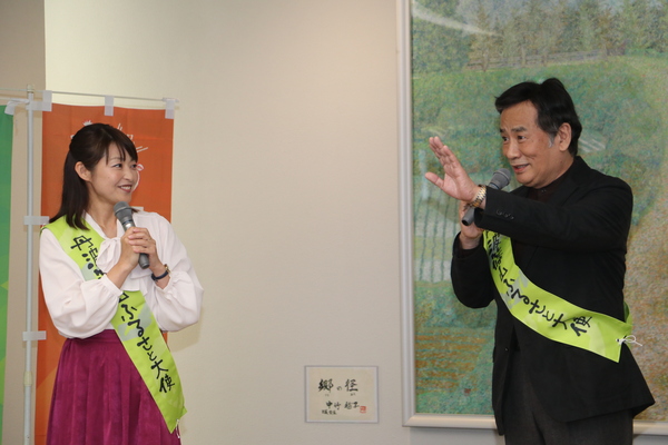 舞台上でマイクを持ち対談する、ふるさと大使の熊谷奈美さんと南条好輝さんの写真