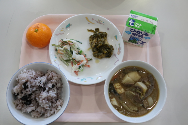 給食甲子園出場メニュー一人分の写真。メニューは丹波篠山黒豆ごはん、牛乳、寒ざわらのデカンショねぎソース、ふるさと野菜のゆずマヨネーズあえ、天内いも入り根菜ぼたん汁、うんしゅうみかん