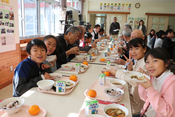 給食甲子園出場メニューをおいしそうに食べる笑顔の子どもやピースサインをする子どもたちの写真