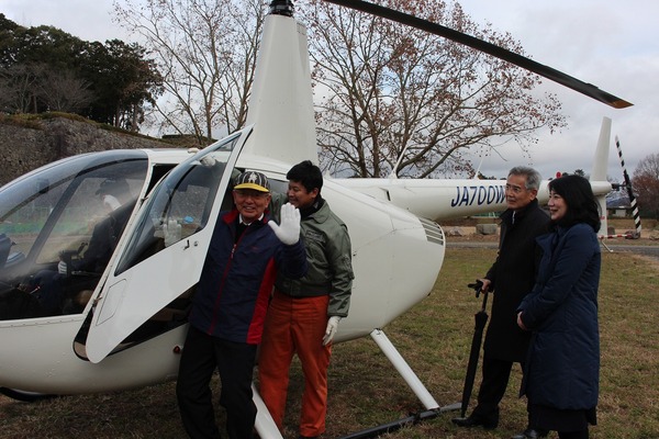 観光ヘリコプターに乗り込む酒井市長と、見守る方々三名の写真