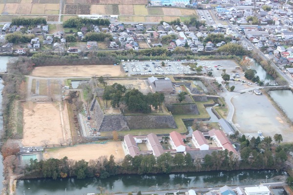 上空から撮影した篠山城跡全景、中央の城跡を取り囲むように民家、木々が点在している写真