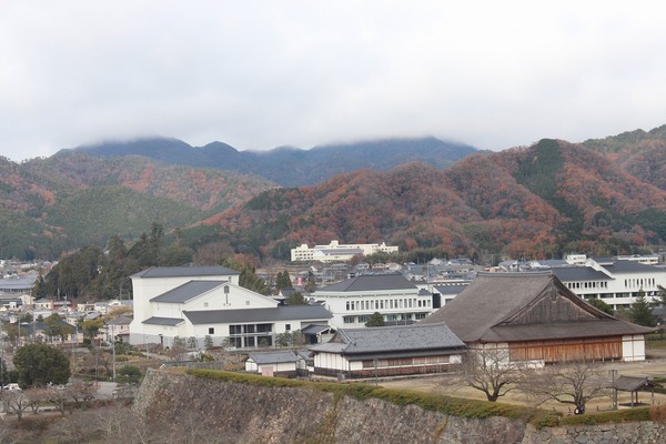 上空から撮影された大書院と丹波篠山市役所、その背景に紅葉した山々の写真