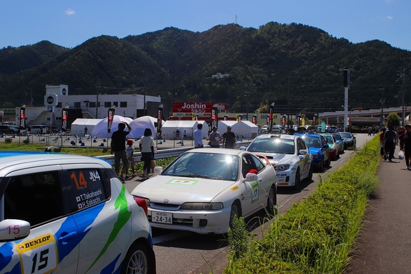 6台の車が1列に並んでいる様子の写真