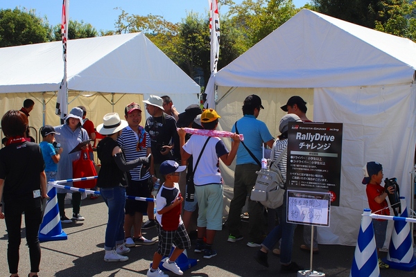 数組の人がテントのなかのイベントに参加している様子の写真