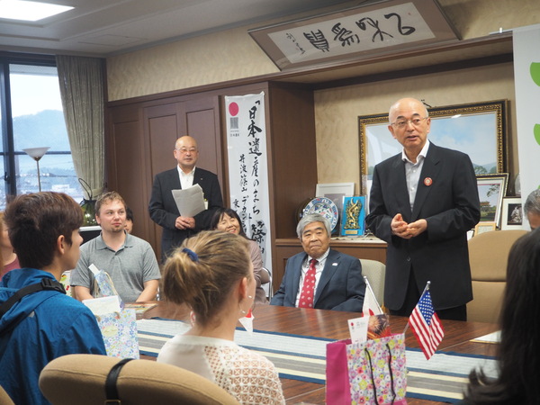 応接室にて市長の話しを聞いているワラワラ市の方々の写真