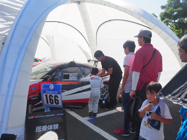 親子で車に触れる様子の写真