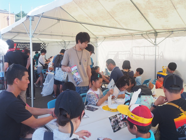 子どもたちが集まり、工作をする様子の写真