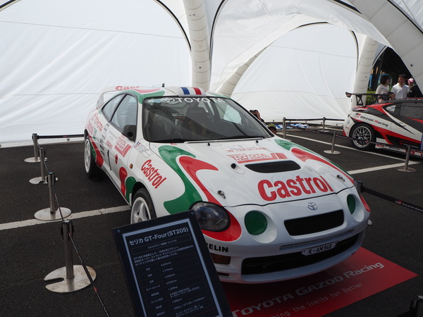 トヨタカストロールと前面に書かれた車を展示している写真