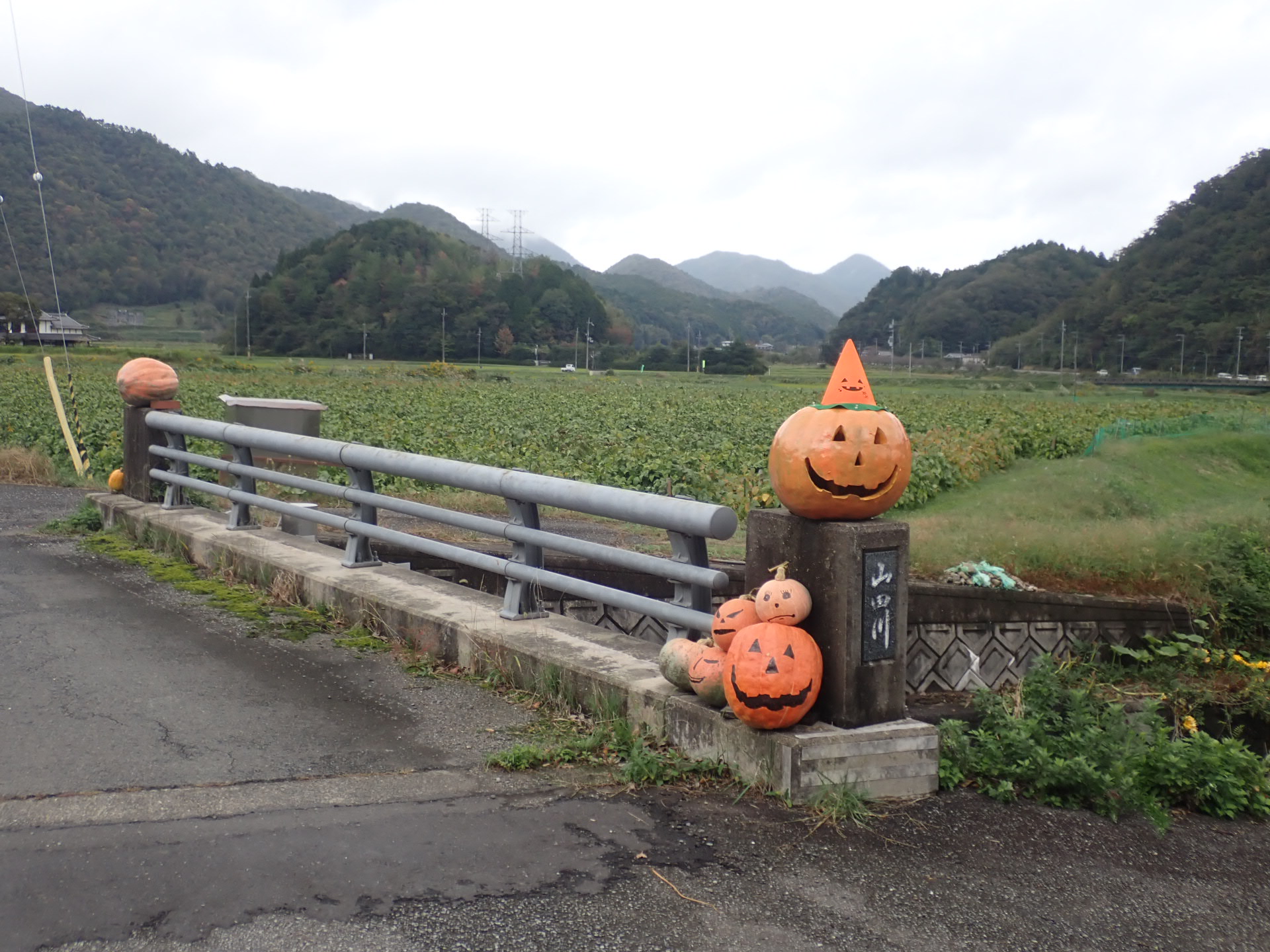ハロウィン仕様の山田川の橋