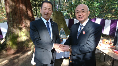 黒いスーツ姿で小坂喬峰 恵那市長と丹波篠山市長が手を合わせている写真