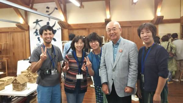 芸術家の方々が市長を囲んでピースサインしている写真