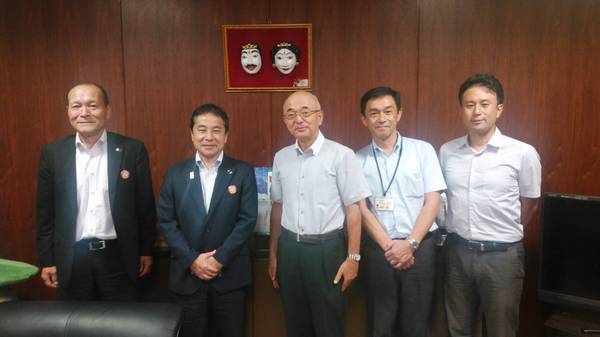 美郷町の副町長と嘉戸町長と丹波篠山市長と職員が壁の前で並んで立っている写真