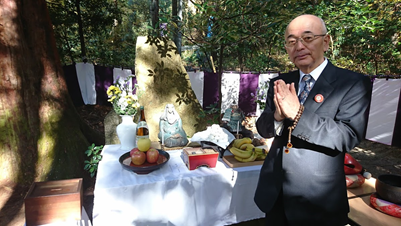 供養する場所の前で手を合わせている市長の様子