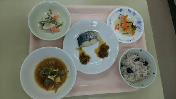 給食メニューの一人分を写した写真