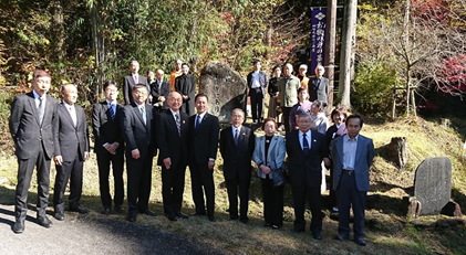 供養祭参加者が横並びになり、集合している集合写真