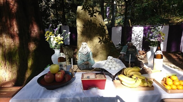 供養の台に置かれた果物やお酒、お花、焼香などの写真