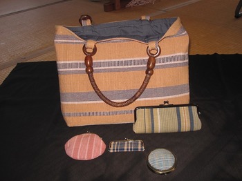 丹波木綿で作られたカバンなどの製品が映った写真