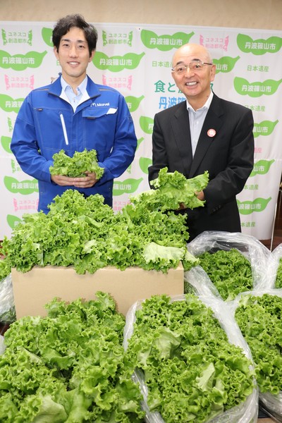 たくさんのフリルレタスを前に、森優さんと市長がレタスをもって立っている写真