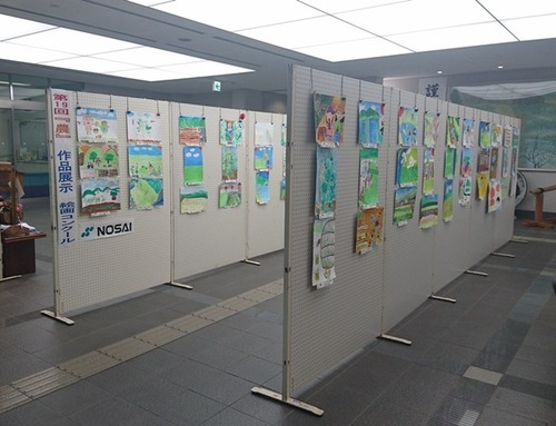 「農」をテーマに描かれた絵がパネルに展示されている。