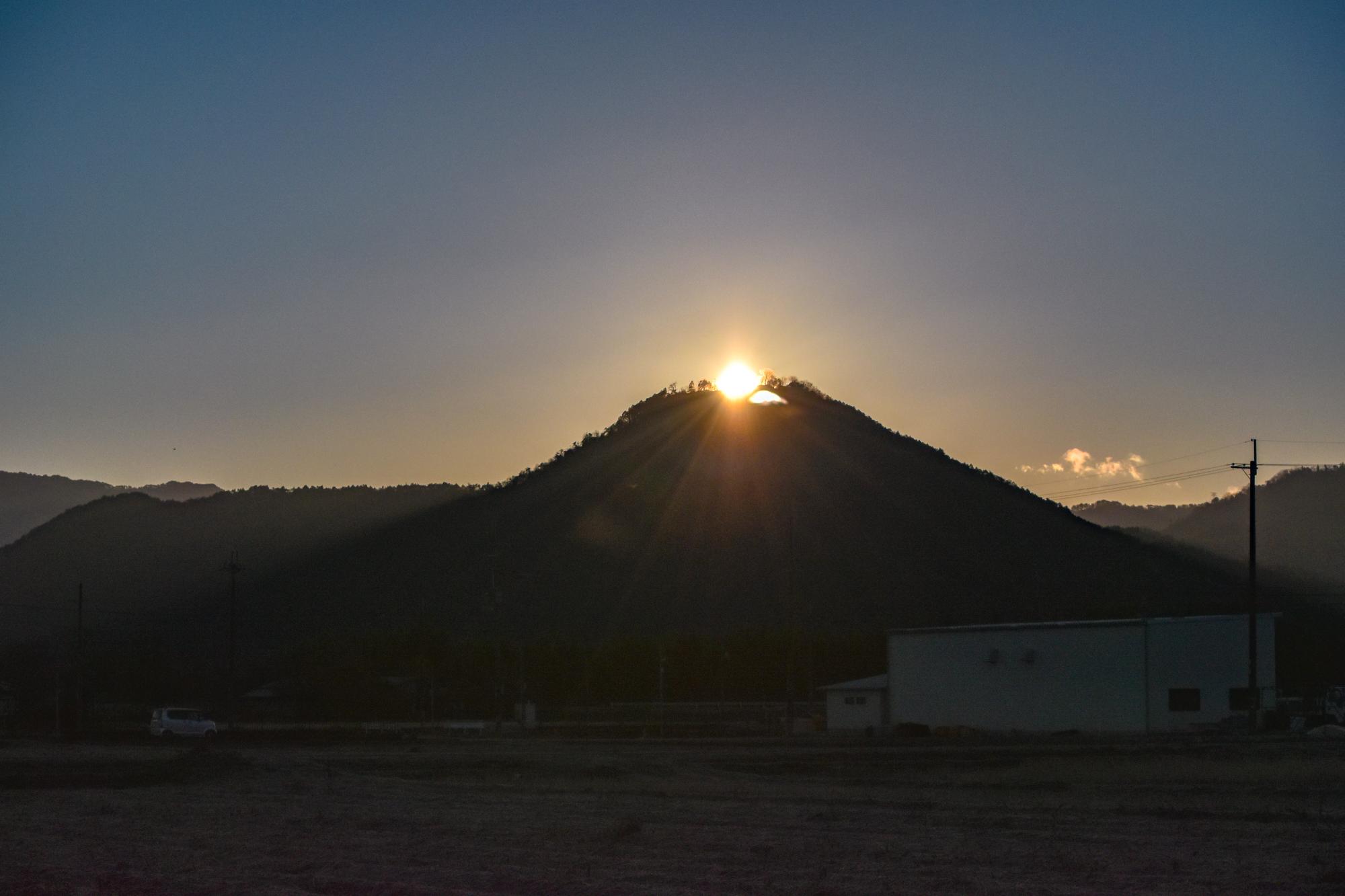 朝日が昇る様子