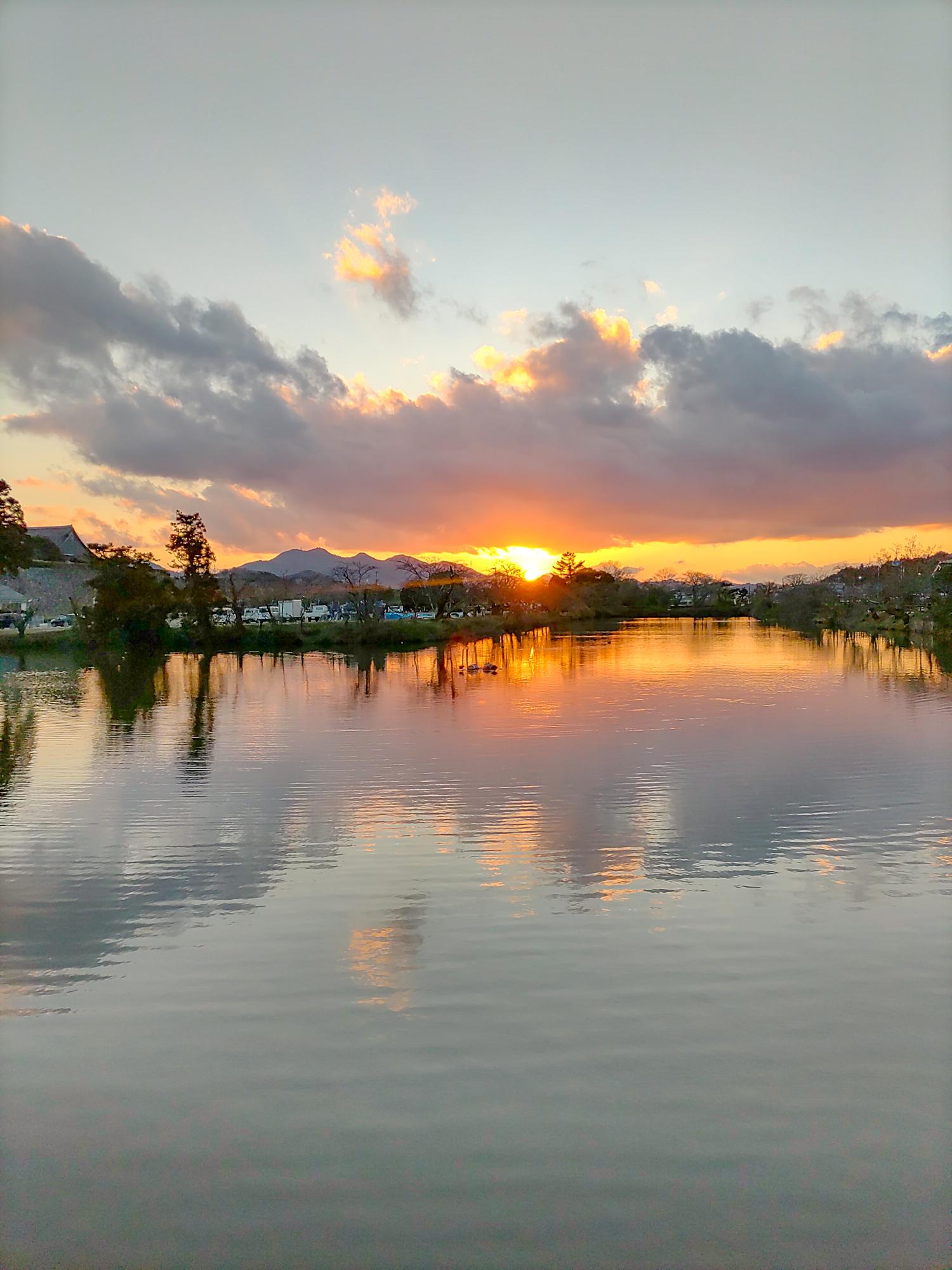 春が近づく夕日