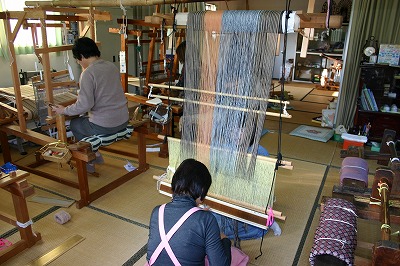 木綿を織っている人の写真