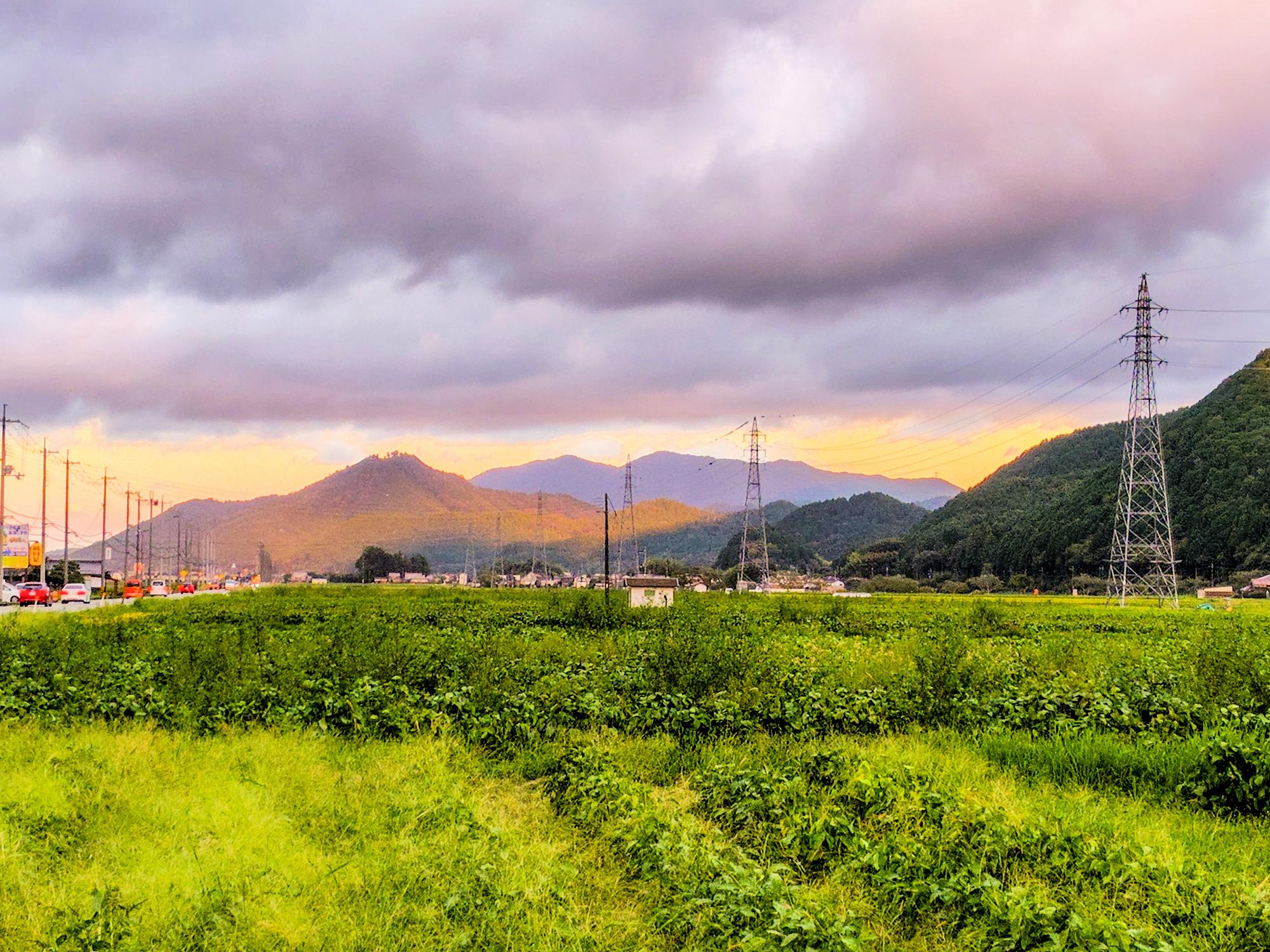 夕日に輝く高城山