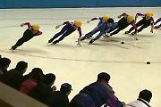 スケートリンクを滑る選手たちの写真