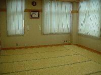 窓にカーテンがかけられている畳敷きの和室2の室内写真