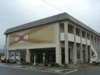 白系の壁の城東分館（城東公民館）の外観写真