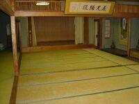 畳敷きでステージが付いた1階第1和室の室内写真