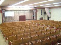 ステージと演台がある2階大会議室の室内写真