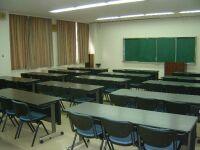 黒板と教壇がある2階第1研修室の室内写真