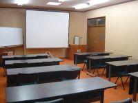 スクリーンとホワイトボードがある2階第2研修室の室内写真
