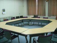 円形に並べられた机と椅子が配置された2階第3研修室の写真