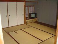 畳敷きに床の間にテレビが設置された2階第2和室の室内写真