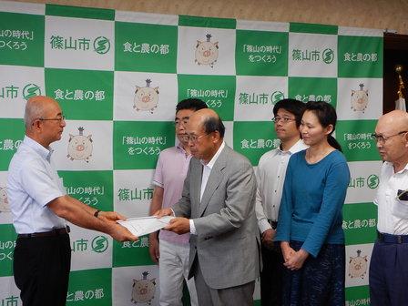 篠山市原子力災害対策検討委員会から市長へ提言書が手渡されている写真