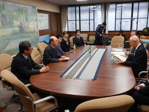 会議室に円形に座りハンドブックを読み込む市長と篠山市原子力災害対策検討委員会メンバーの写真
