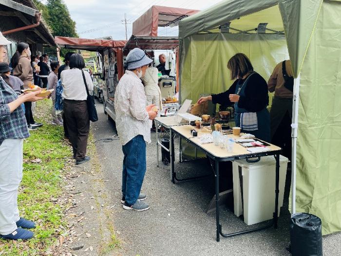 コーヒーを待つ参加者の様子